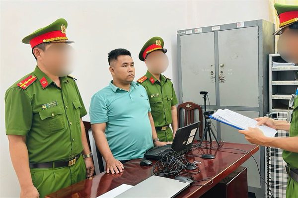 Khởi tố người đàn ông đi ngược chiều, bóp cổ, đánh tài xế sau va chạm