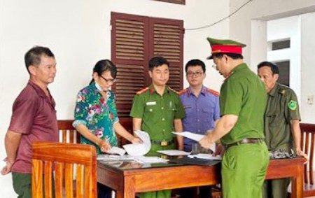 Khởi tố nguyên bí thư và trưởng thôn bán đất trái thẩm quyền