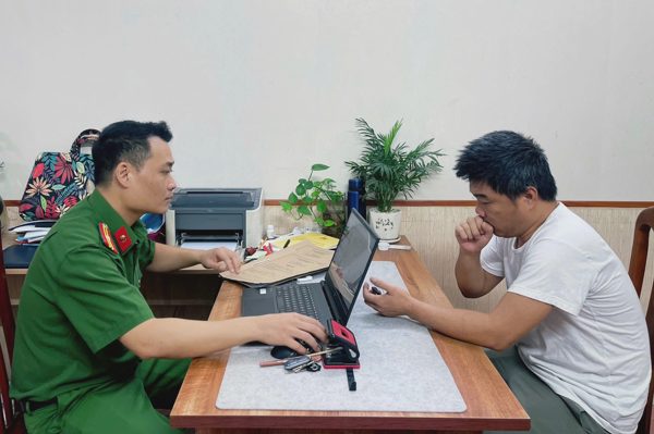 Khởi tố nhân viên bán hàng tham ô tài sản