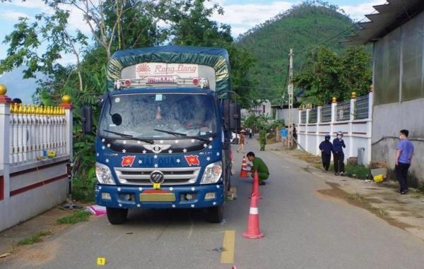 Khởi tố tài xế lùi xe thiếu quan sát khiến hai cháu nhỏ tử vong
