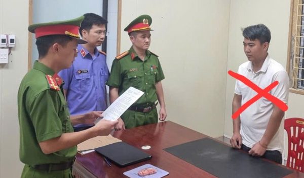 Khởi tố tài xế xe tải leo vỉa hè, bỏ chạy khi CSGT yêu cầu dừng xe