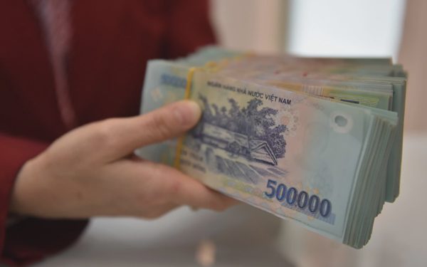 Không chỉ đua lãi suất, ngân hàng còn treo thưởng vàng, biệt thự để hút tiền gửi