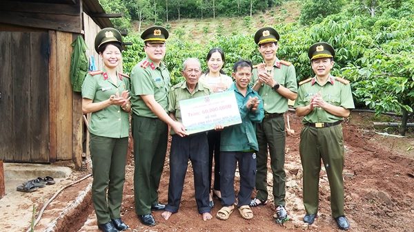 Không chỉ giữ gìn bình yên mà còn chăm lo mái ấm