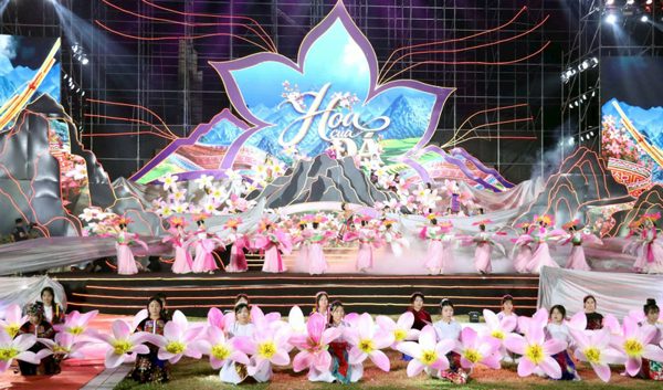 Không chỉ là cuộc hẹn với mùa hoa