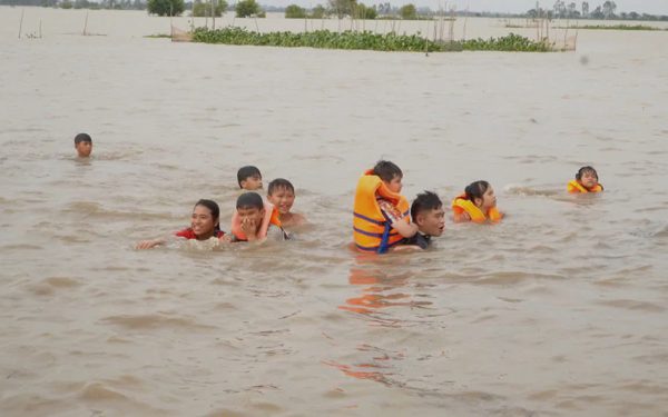 Không chỉ người dân, du khách cũng rủ nhau tắm đồng mùa nước nổi