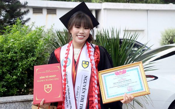 Không có mẹ cha, nhặt ve chai từng đêm ở chợ Mỹ Tho, nữ sinh được Tuổi Trẻ giúp đi học tốt nghiệp ĐH Y Dược TP.HCM