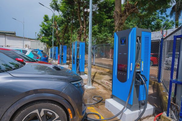 Không có sạc riêng, người ở chung cư vẫn có thể yên tâm dùng xe điện
