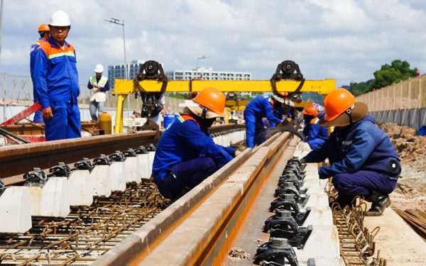 Không để chậm tiến độ, hàng trăm kỹ sư, công nhân làm tuyến tàu điện đô thị 9.000 tỉ đồng Phú Quốc