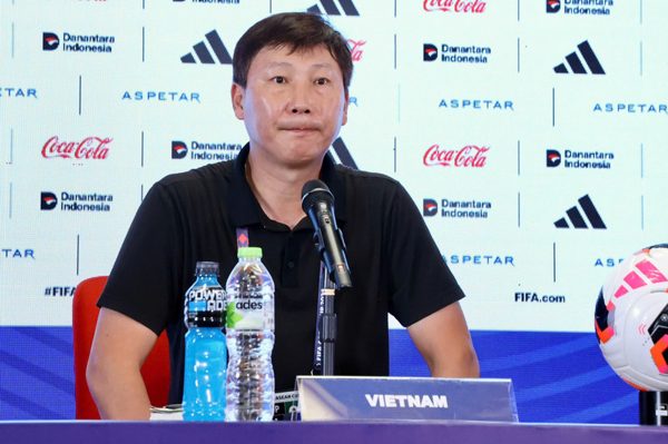 Không đổ lỗi trọng tài, HLV Kim Sang-sik thẳng thắn nhận trách nhiệm khi đội tuyển Việt Nam thua Malaysia