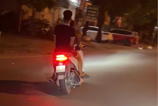 Không đội mũ bảo hiểm còn đánh võng trước đầu xe CSGT