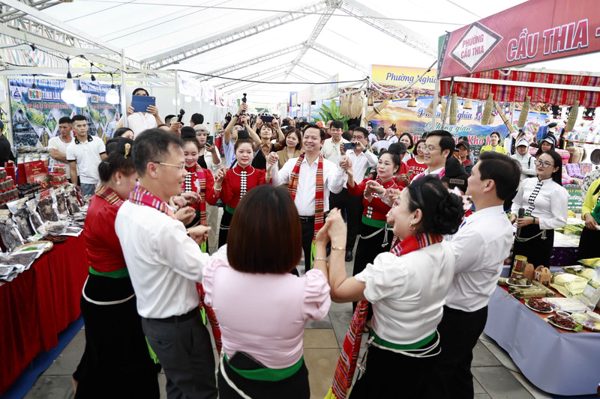 Không gian văn hoá đặc sắc, sản vật đủ đầy bên lề đại lễ hội Xoè Thái ở Lào Cai