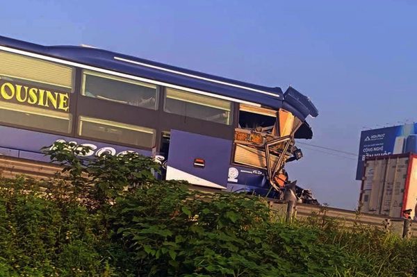 Không giữ khoảng cách an toàn, ô tô khách húc đuôi xe đầu kéo khiến 1 người tử vong