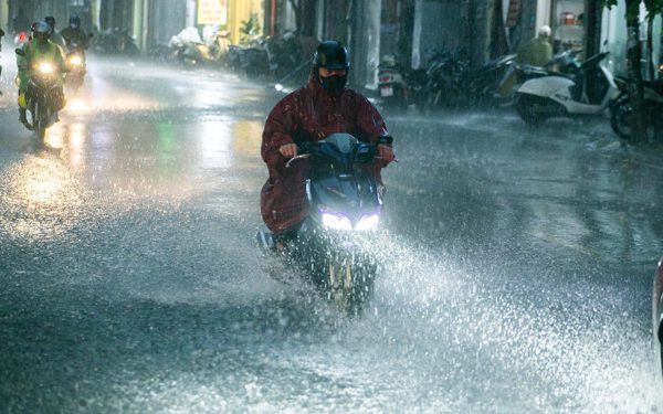 Không khí lạnh đầu mùa áp sát, Hà Nội có mưa lớn kèm sấm sét
