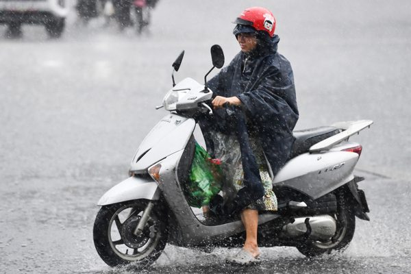 Không khí lạnh đầu mùa áp sát khiến miền Bắc mưa giông, Biển Đông có thể có bão