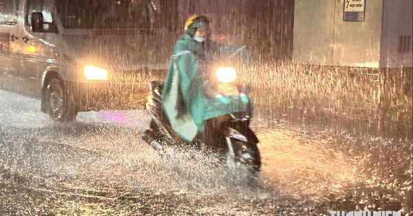 Không khí lạnh gặp nhiễu động gió đông, trút mưa lớn xuống miền Trung