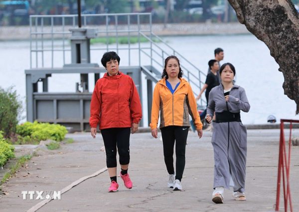 Không khí lạnh gây mưa dông, Bắc Bộ chuyển mát từ đêm nay