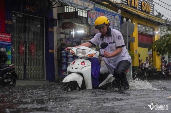 Không khí lạnh tràn vào Quảng Ngãi, TPHCM và Nam Bộ mưa lớn kèm sấm sét dồn dập