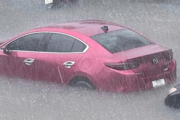 Không khí lạnh yếu kết hợp nhiễu động gió Đông, Trung Bộ hứng mưa lớn dồn dập