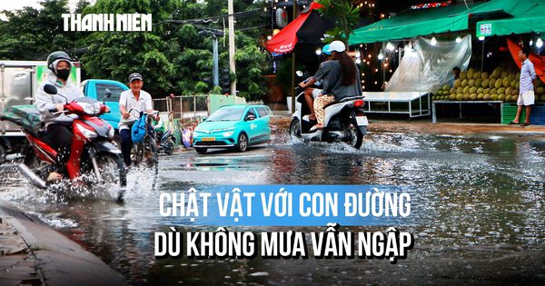 Không mưa vẫn ngập, người dân Hóc Môn chật vật qua nút giao đang thi công
