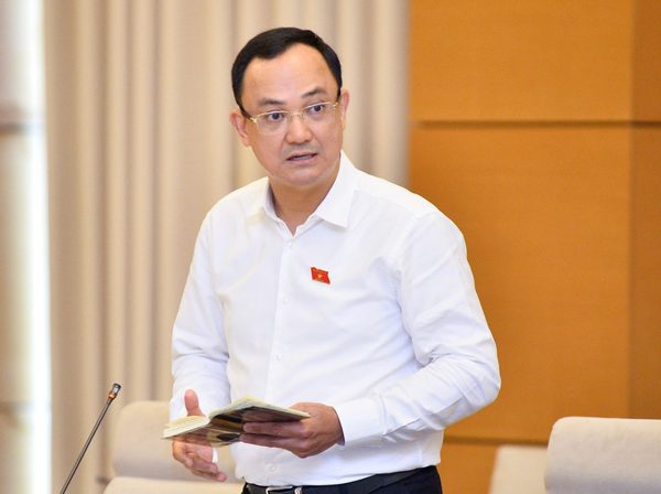 Không nên để người dân chỉ biết bị tạm hoãn xuất cảnh khi đến cửa khẩu