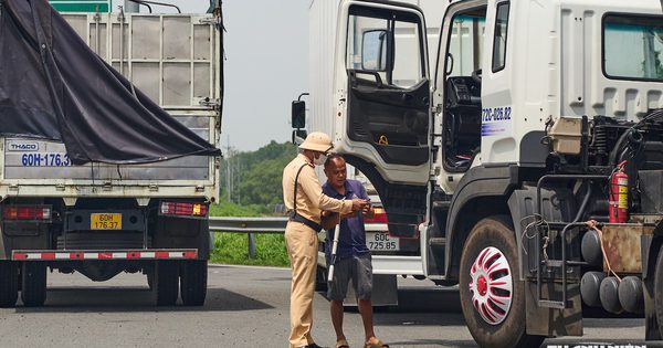 Không nhường đường cho xe khác xin vượt, tài xế nhận biên bản phạt 2,5 triệu đồng