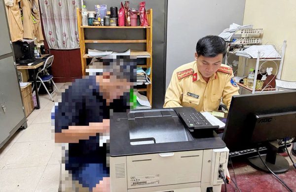 Không nhường đường xe cảnh sát dẫn đoàn, tài xế bị phạt 7 triệu, trừ điểm giấy phép