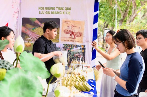 Khu ẩm thực Sóng Festival hút khách, món ngon giá bình dân