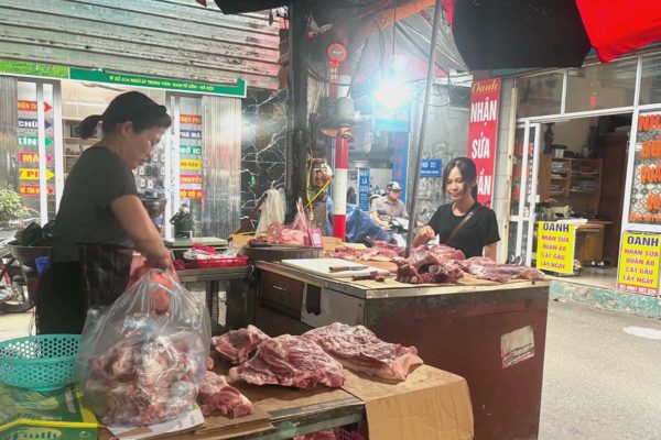 Khu chợ ở Hà Nội "giá rẻ hơn ở quê", cầm 50.000 đồng nấu đủ món cho 5 người
