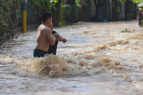 Khu dân cư ngập do cống qua cao tốc Biên Hòa - Vũng Tàu lệch dòng chảy
