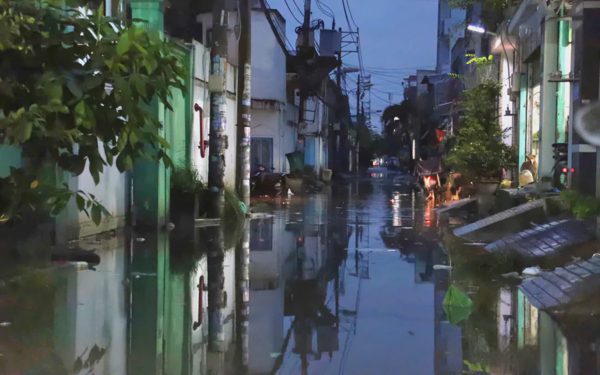 Khu dân cư ở Bình Trị Đông mới mưa đã ngập, 2 tiếng chưa rút hết