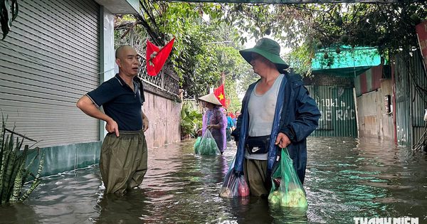 Khu dân cư ở Hà Nội ngập 3 ngày, người dân chật vật sinh hoạt
