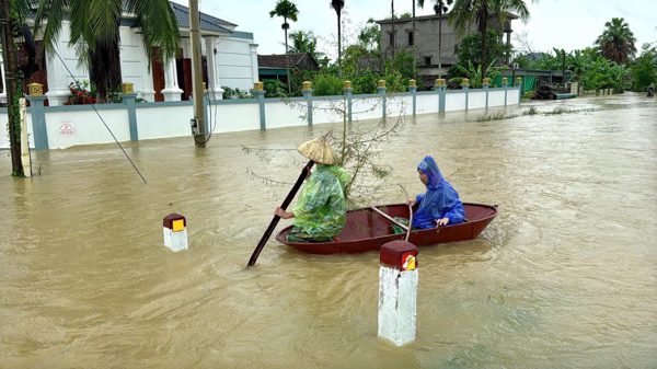 Khu dân cư, Quốc lộ 1 và đường sắt Bắc- Nam ở Thanh Hoá chìm trong biển nước