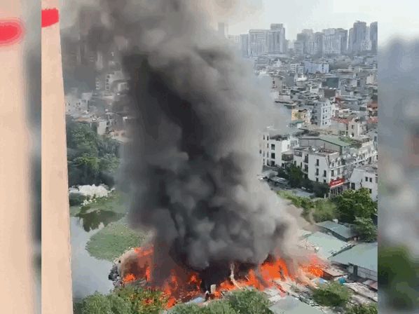 Khu lán tạm bốc cháy ngùn ngụt ở Hà Nội
