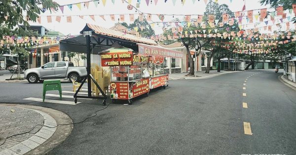 Khu phố đêm Bà Rịa nhếch nhác: Tiểu thương nói 'không muốn bán dưới lòng đường'
