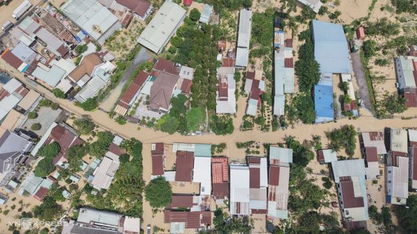 Khu phố ở Đồng Nai chìm trong nước