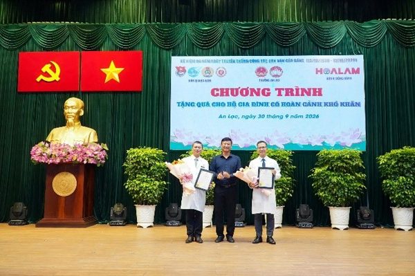 Khu Y tế Kỹ thuật cao TP.HCM trao gửi yêu thương đến gia đình có hoàn cảnh khó khăn phường An Lạc
