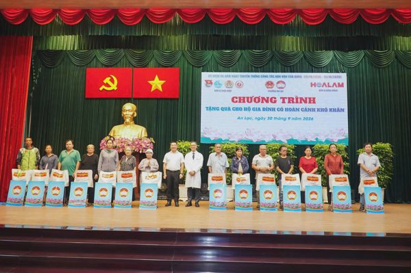 Khu y tế kỹ thuật cao TPHCM trao yêu thương đến gia đình khó khăn tại phường An Lạc