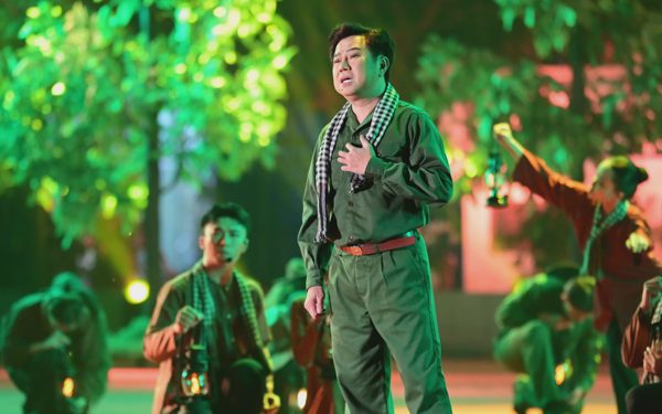 ‘Khúc tri ân’ trước giờ đưa các anh hùng liệt sĩ về nghĩa trang thành phố