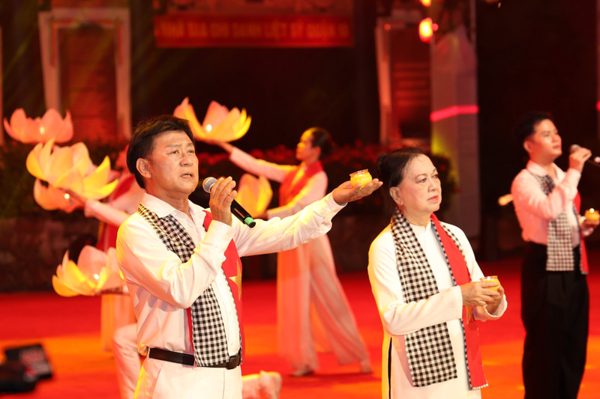 Khúc tri ân trước giờ truy điệu, an táng hài cốt liệt sĩ ở Công viên Lê Thị Riêng