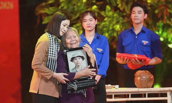 'Khúc tri ân' tưởng niệm anh hùng liệt sĩ ở Công viên Lê Thị Riêng