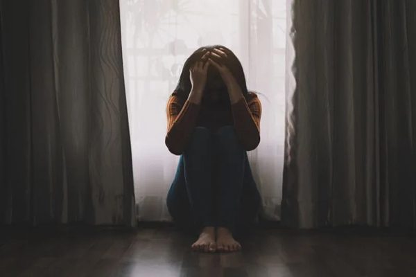 Khủng hoảng tâm lý kéo dài ở cô gái lớn lên trong gia đình áp đặt