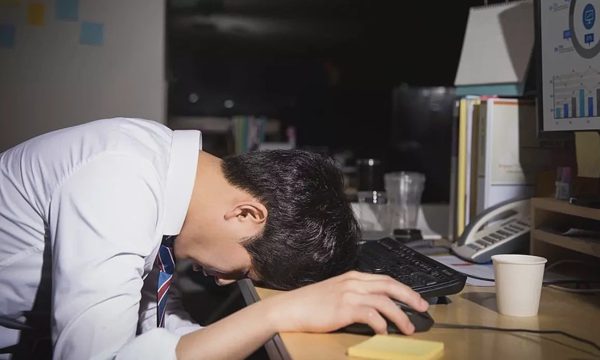Khủng hoảng tinh thần của những quản lý 'bánh mì kẹp'
