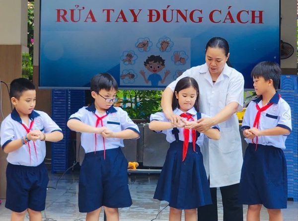 Khuyến cáo dấu hiệu nguy hiểm ở trẻ mắc tay chân miệng, sốt rét