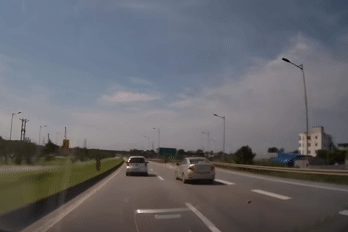 KIA Morning bất ngờ tạt đầu từ làn trái để rẽ ngang trên cao tốc gây bức xúc