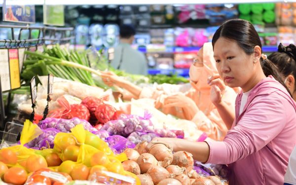 Kiềm giá xăng dầu để 'ghìm cương' giá cả cuối năm
