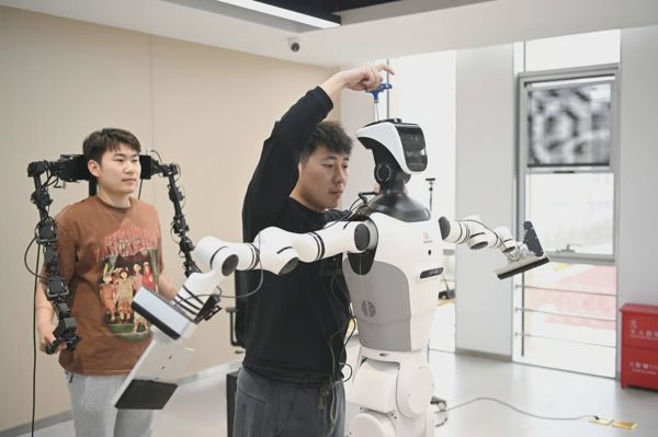 Kiếm hơn 23 triệu đồng/tháng nhờ dạy robot rửa chén, mở nắp chai