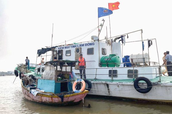 Kiểm ngư ở Lâm Đồng bị thuyền viên vung dao đe dọa, đấm liên tiếp vào mặt