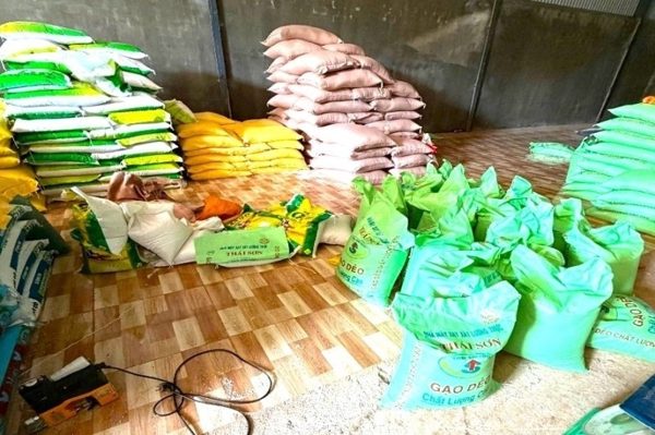 Kiểm tra kho của đôi vợ chống, phát hiện hơn 9 tấn gạo giả