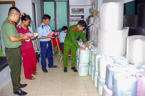 Kiểm tra kho rượu 'đặc sản' ở Ninh Bình, thu giữ gần 1.800 lít