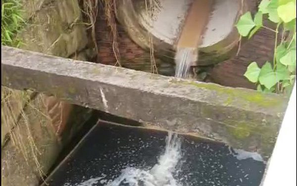 Kiểm tra nguồn nước màu đen chảy từ cống xả cụm công nghiệp ra hồ ở Đắk Lắk